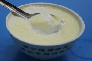 青海省西寧市,手作りヨーグルトを食べる