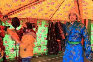 青海省でチベット民族衣装を着る