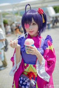 小柔SeeU、日本のコスプレイベントに参加してイチゴのかき氷を食べる
