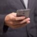 スマホを持つ男性